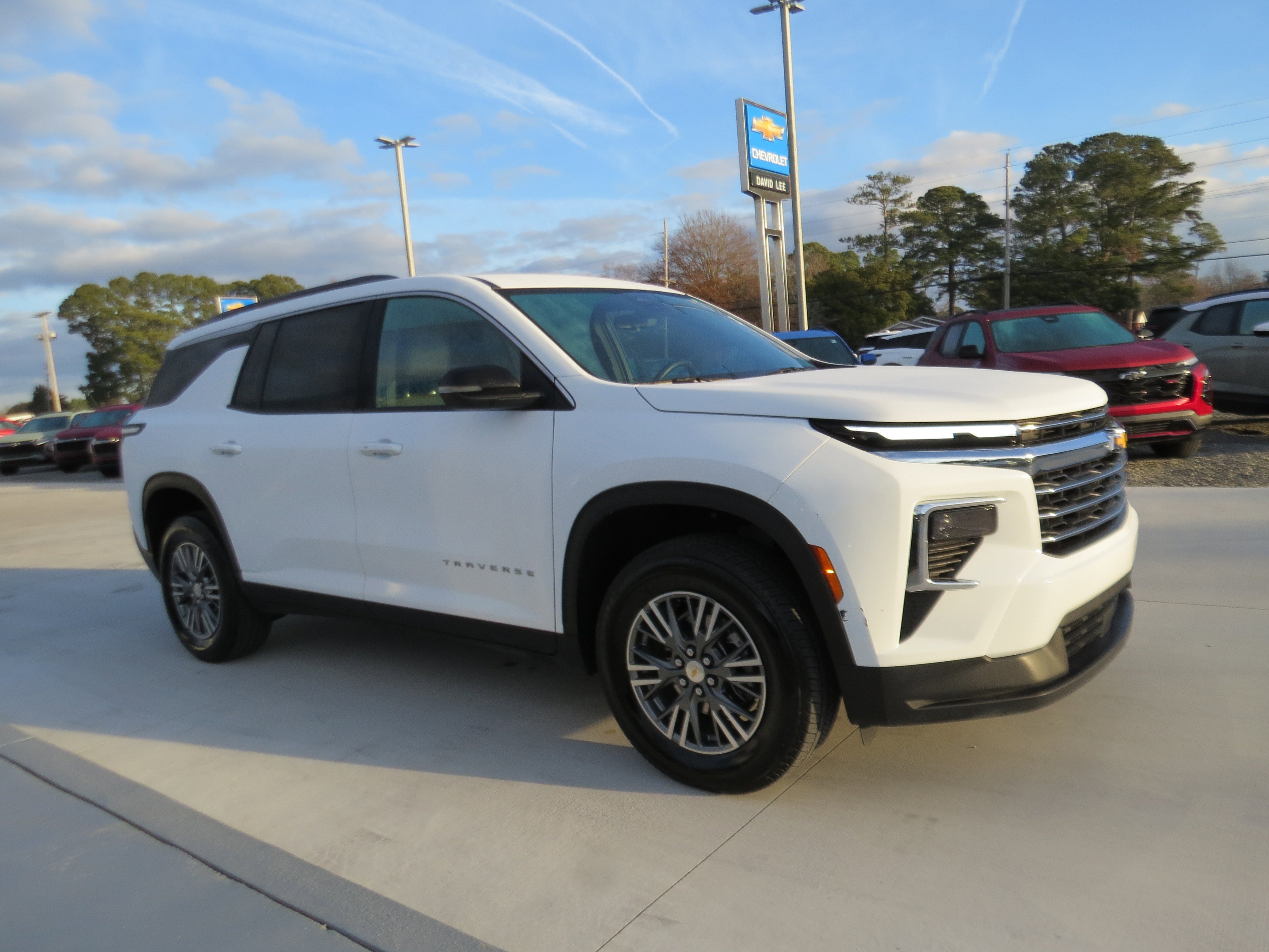 Used 2025 Chevrolet Traverse LT image 8