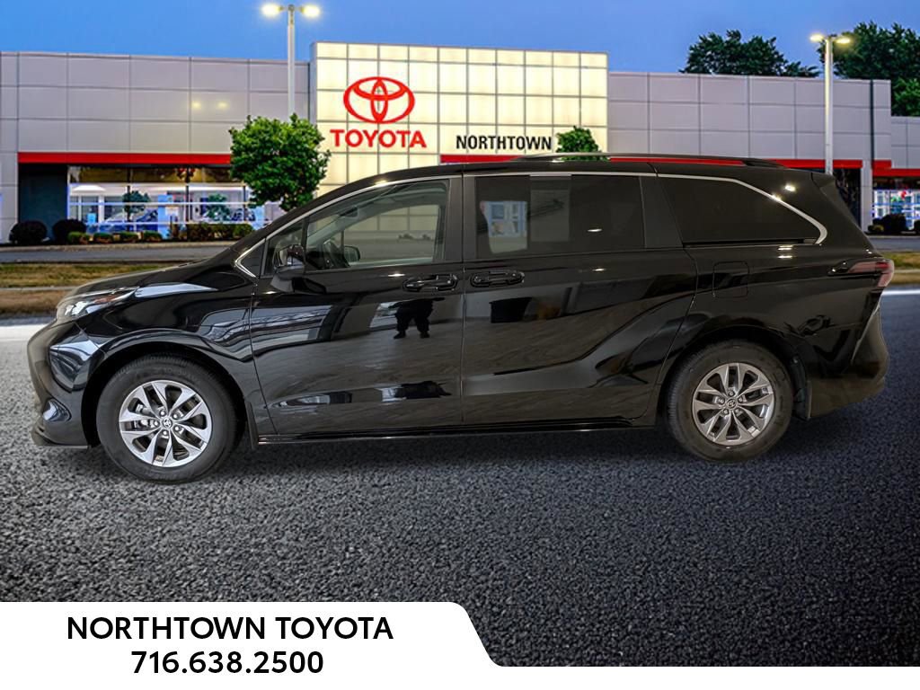 Used 2025 Toyota Sienna LE w/ LE Plus Package image 2