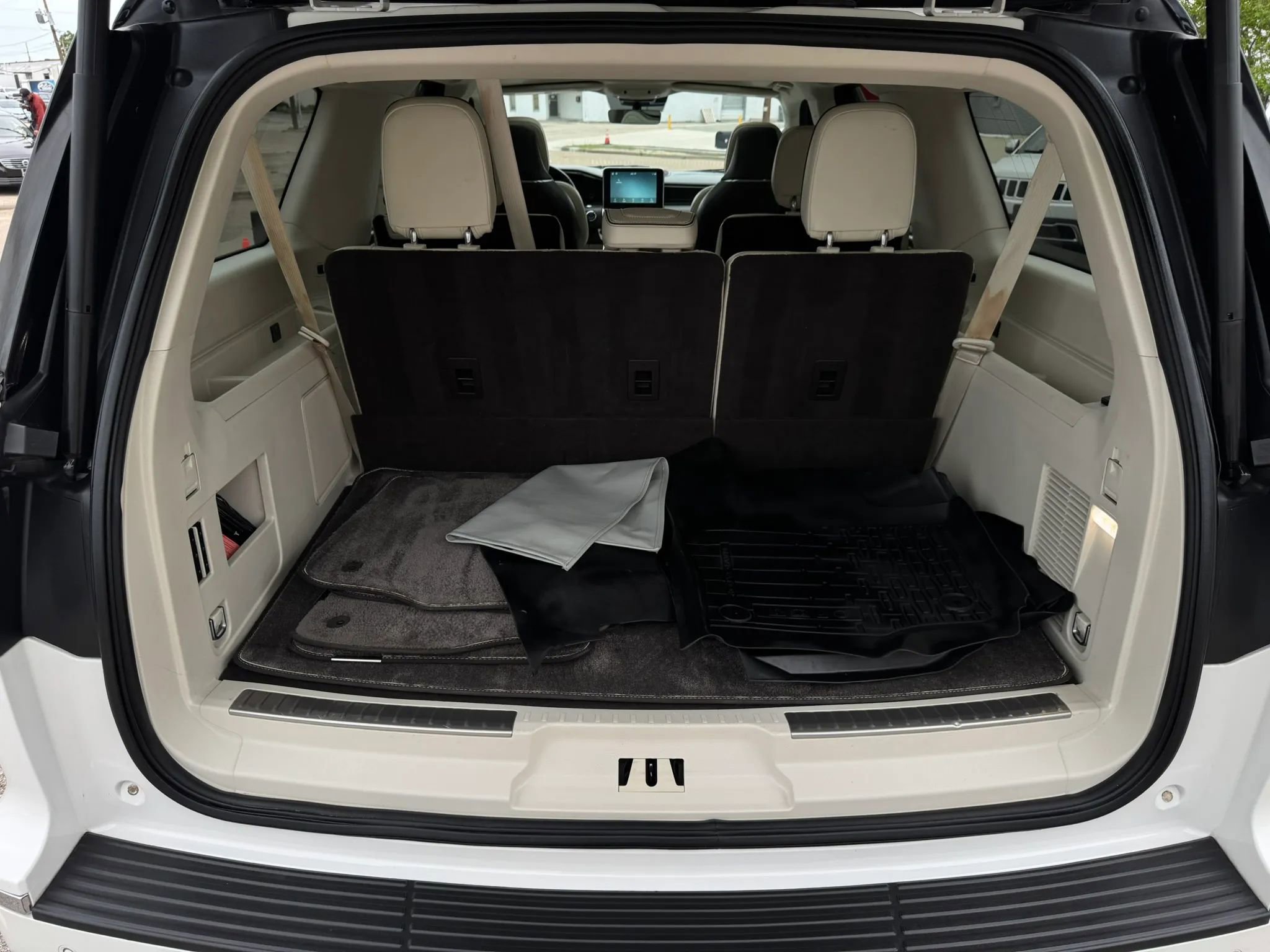 Used 2021 Lincoln Navigator L Black Label w/ Special Edition Package AWD/4WD image 21