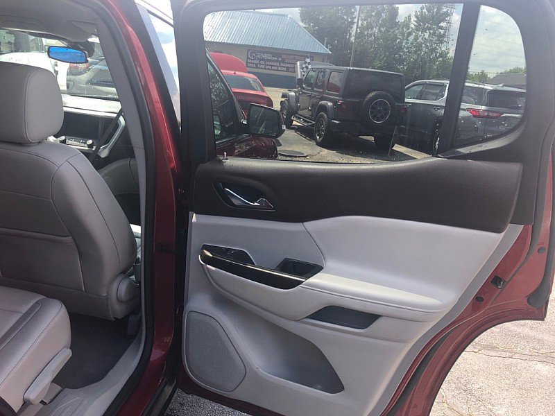 Used 2023 GMC Acadia SLT image 15