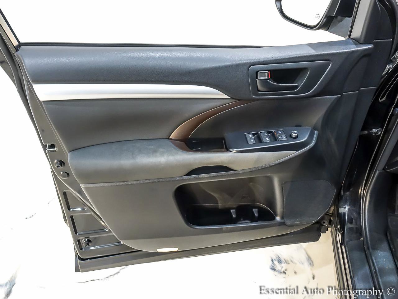 Used 2016 Toyota Highlander LE AWD/4WD image 24