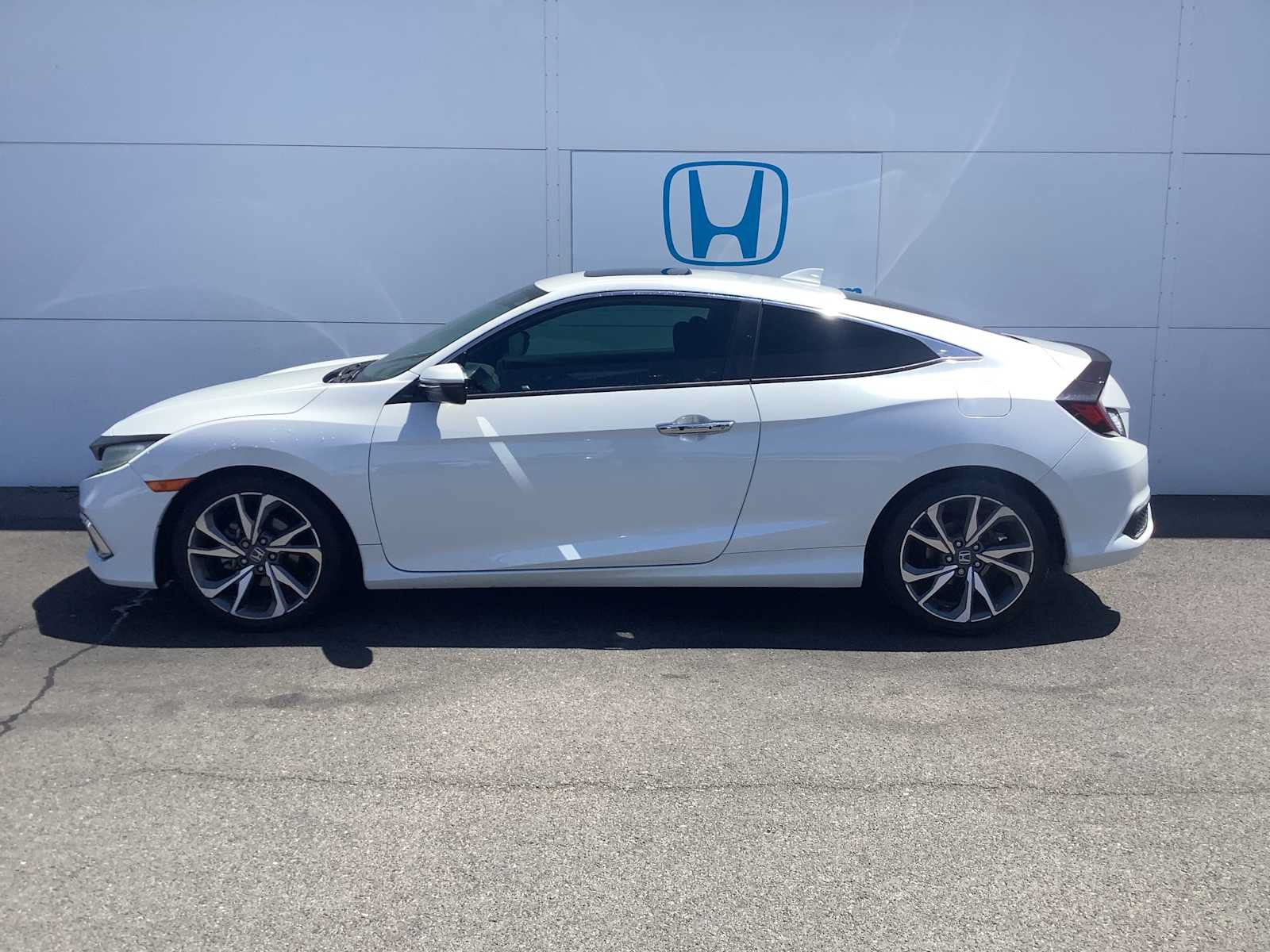 Used 2019 Honda Civic Touring image 2