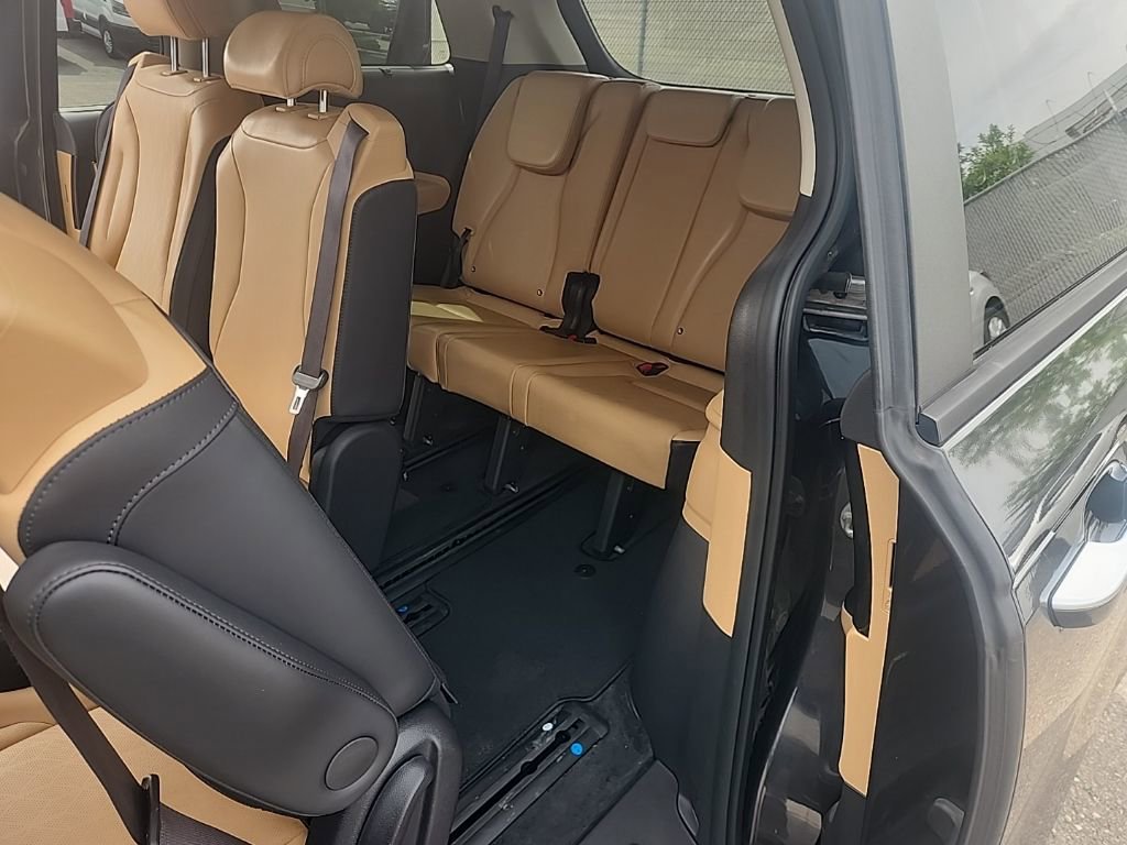 Used 2023 Kia Carnival EX image 24