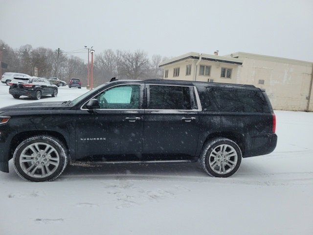 Used 2020 Chevrolet Suburban LT w/ Luxury Package image 19