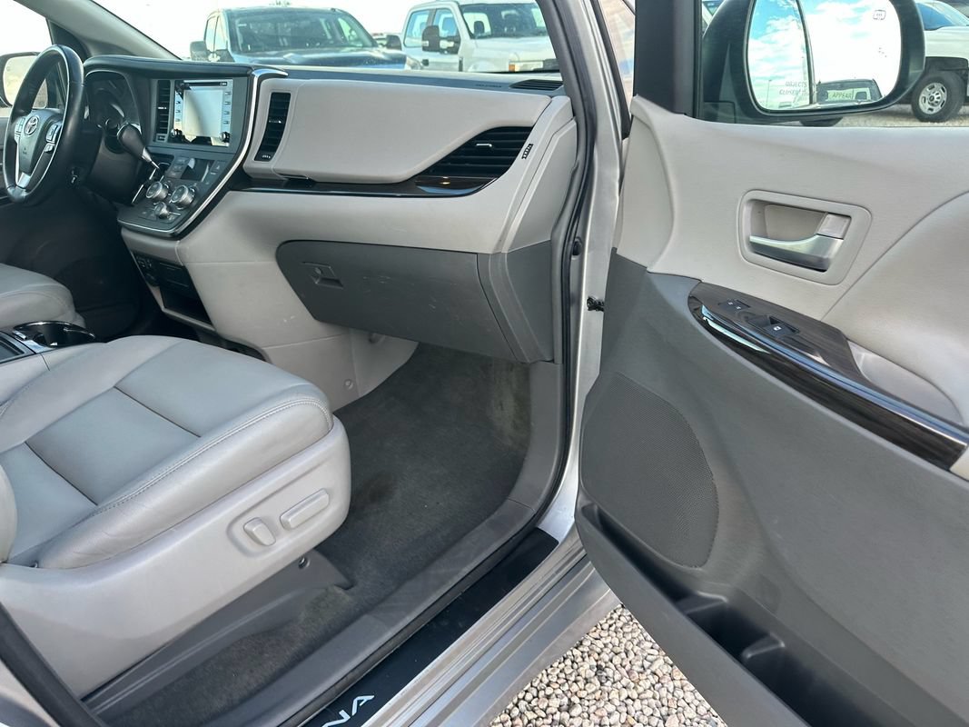 Used 2018 Toyota Sienna XLE w/ XLE Navigation Package AWD/4WD image 14