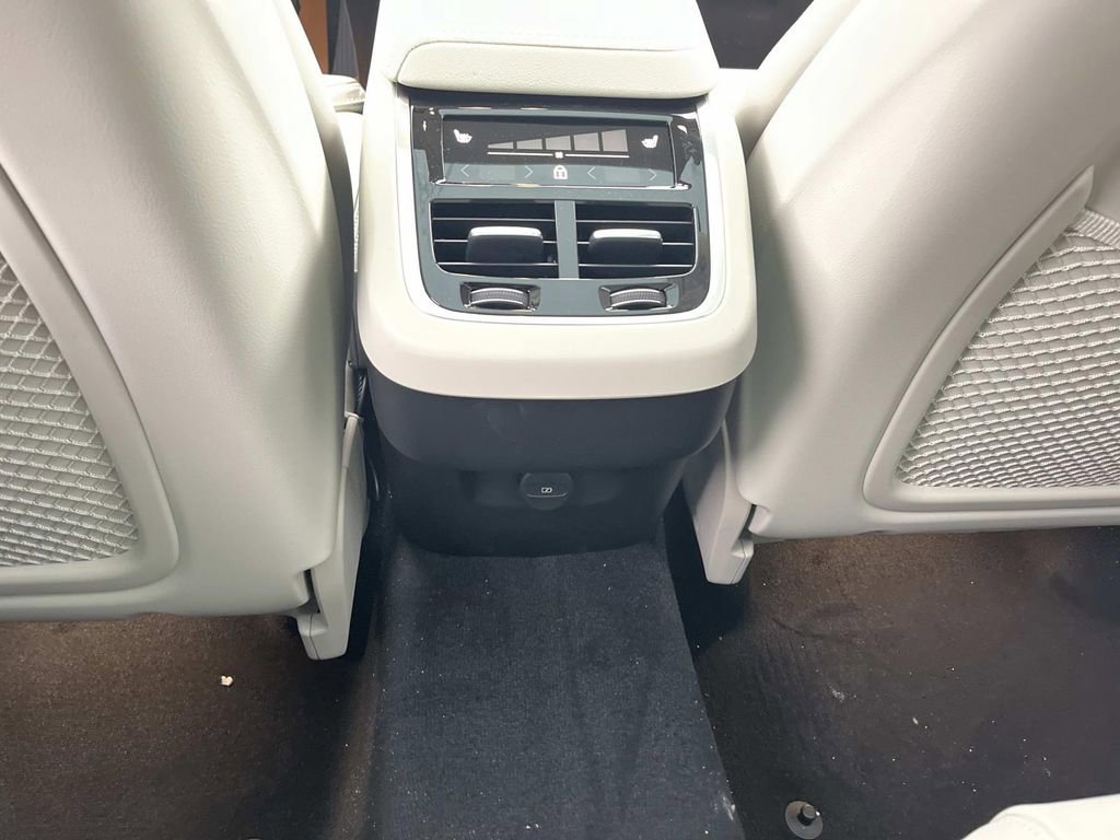New 2026 Volvo XC60 B5 Ultra w/ Climate Package image 17
