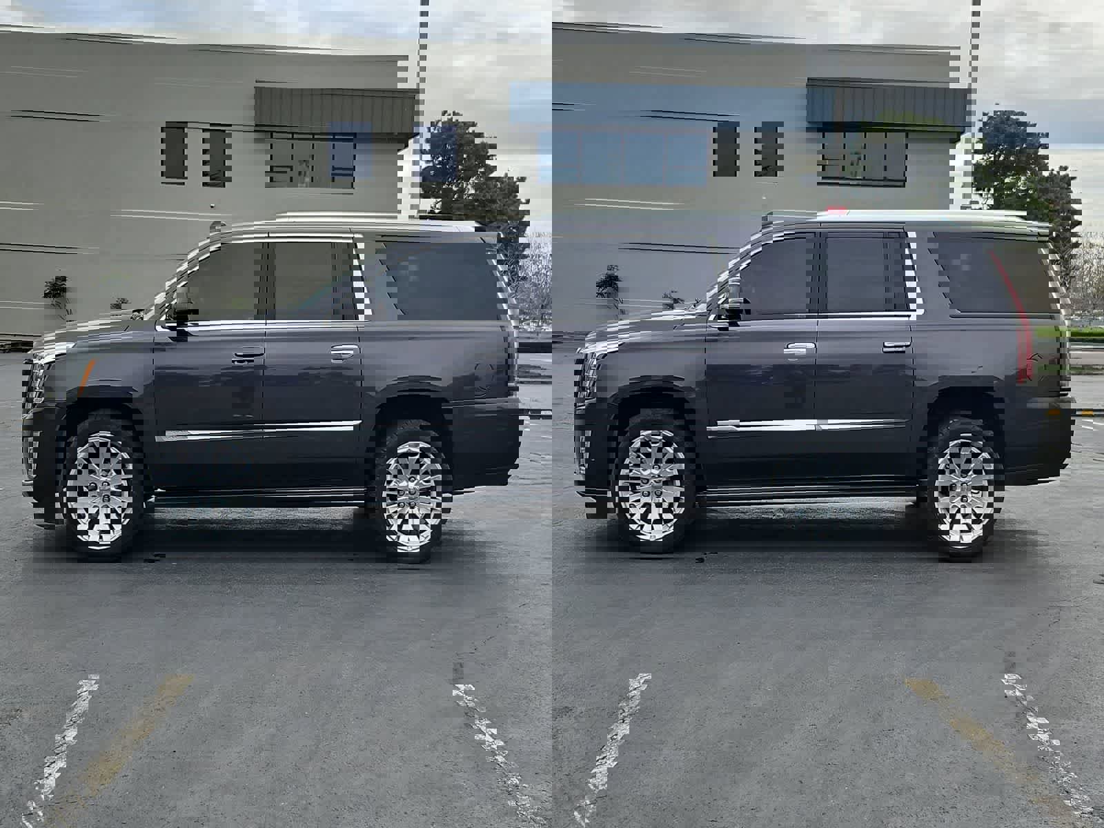 Used 2018 Cadillac Escalade ESV Premium Luxury image 3