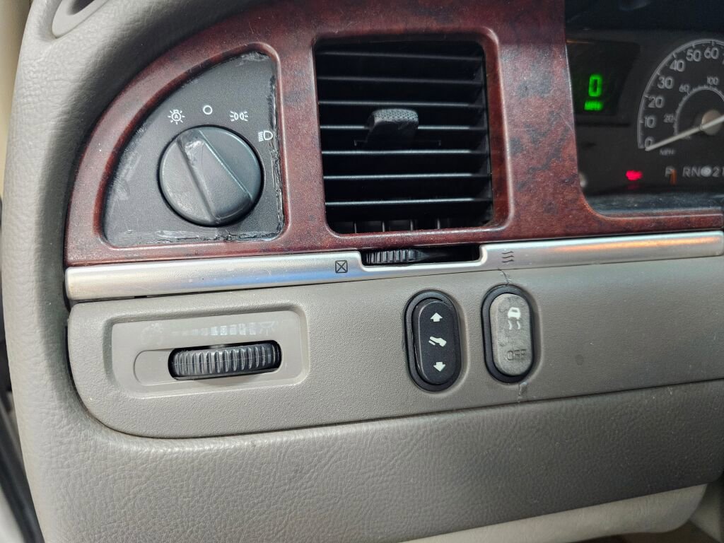 Used 2005 Lincoln Town Car Signature Limited image 24