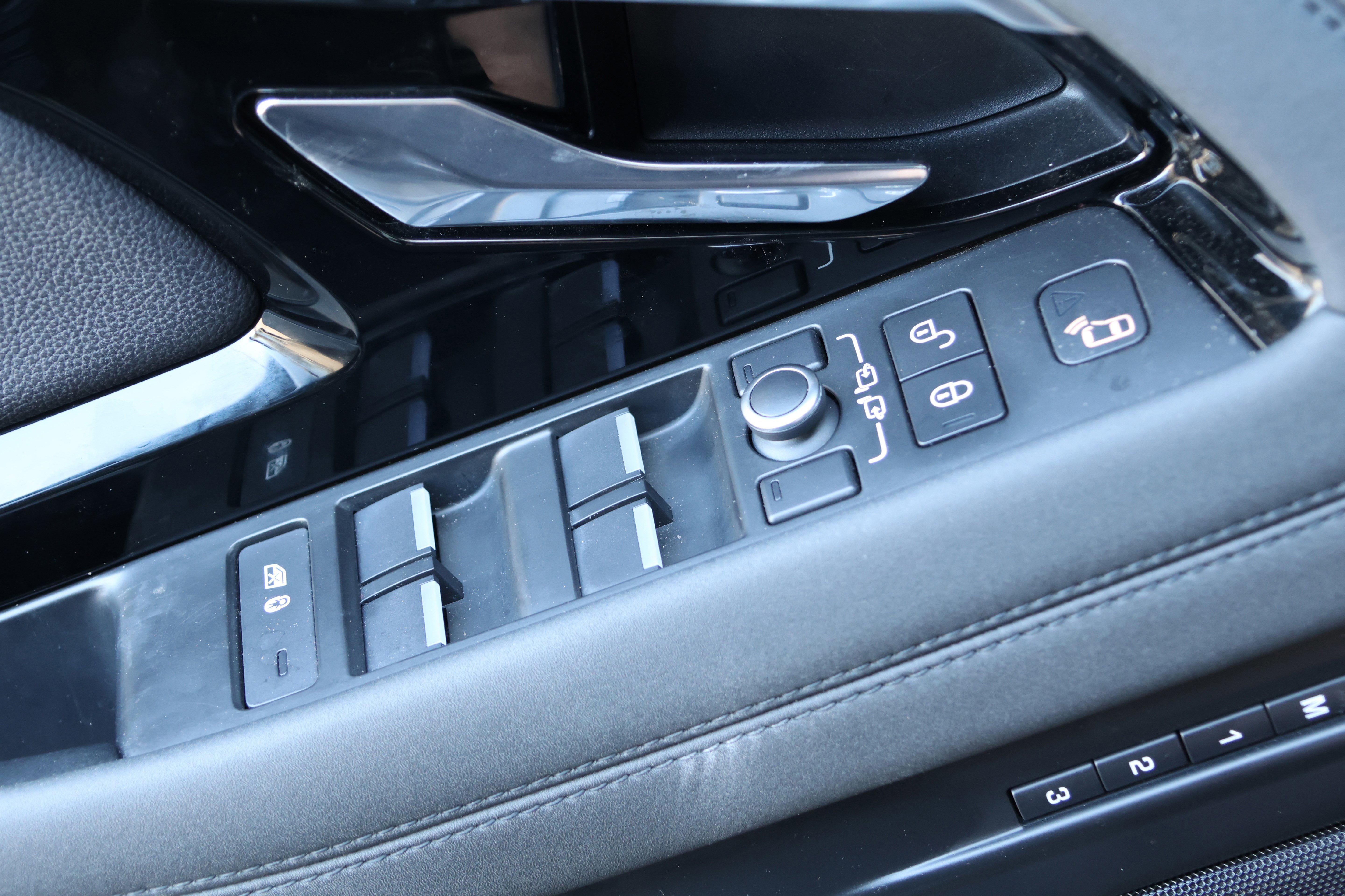 Used 2020 Land Rover Range Rover Evoque SE image 13