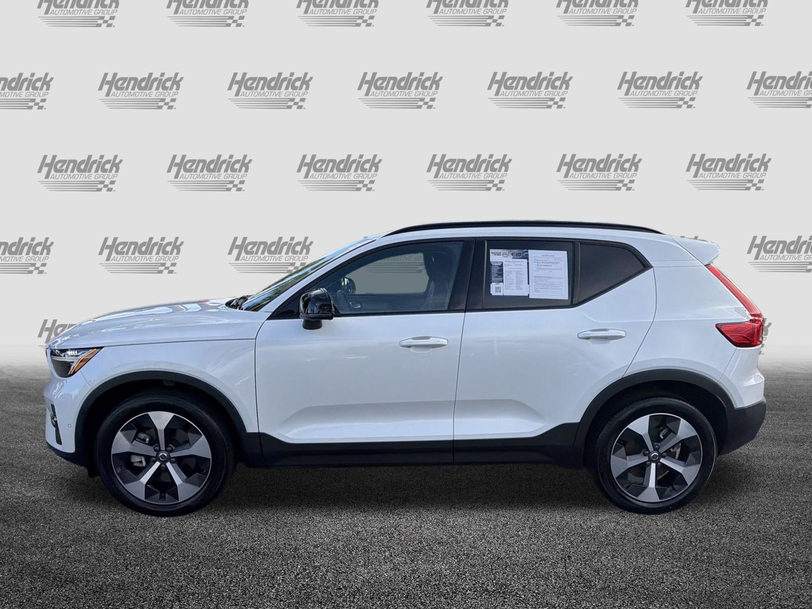 Certified 2025 Volvo XC40 B5 Plus AWD/4WD image 7