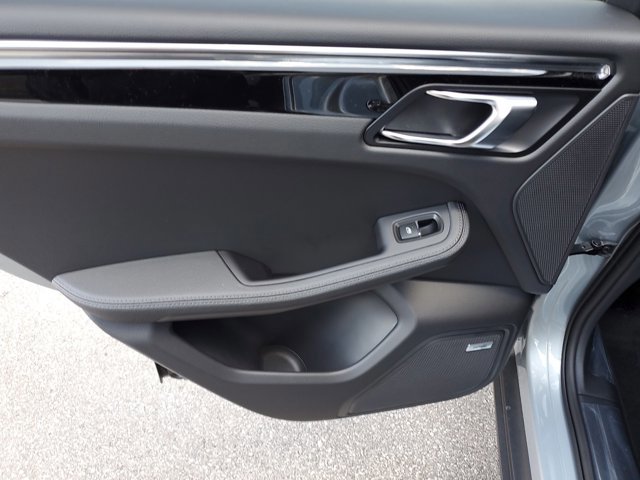 Used 2025 Porsche Macan image 22