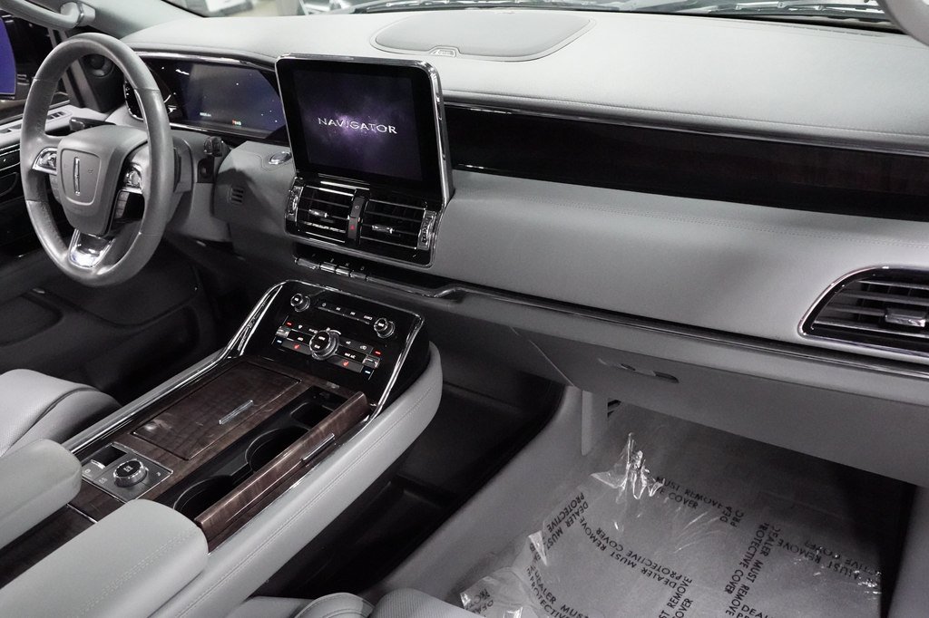 Used 2019 Lincoln Navigator L Select RWD image 31