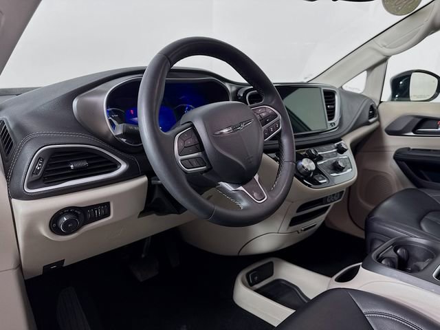 Used 2024 Chrysler Pacifica Select image 9