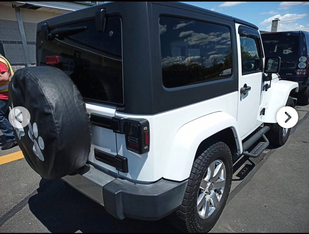 Used 2017 Jeep Wrangler Sahara w/ Connectivity Group AWD/4WD image 4