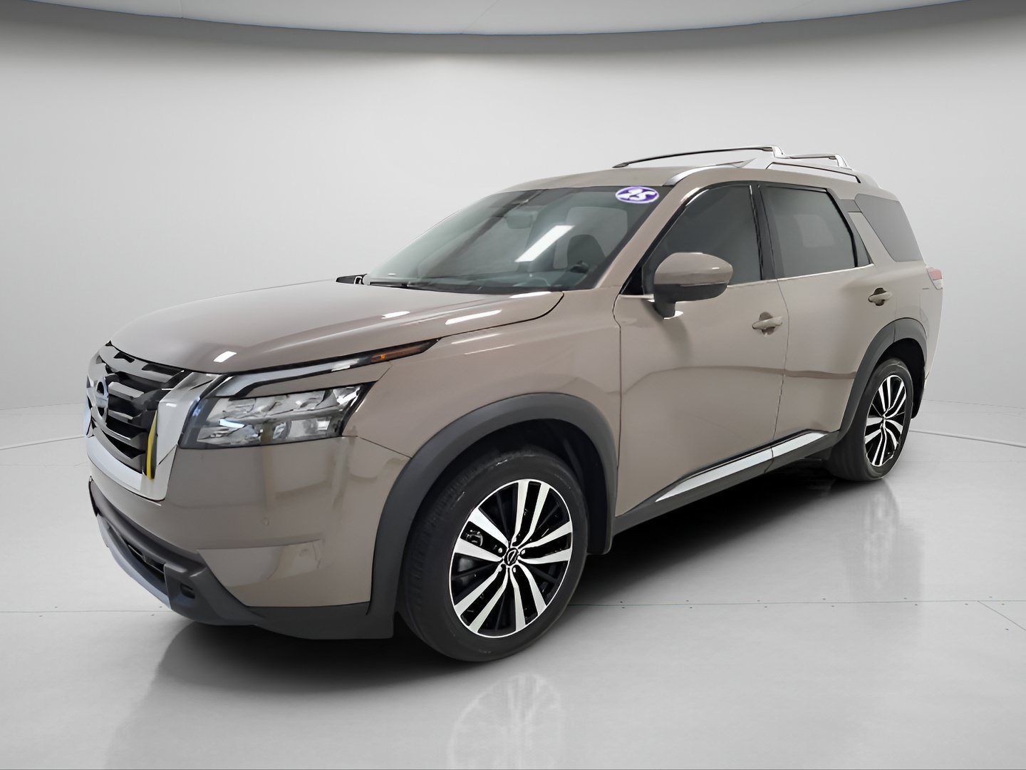 Used 2025 Nissan Pathfinder Platinum AWD/4WD image 3