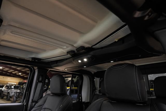 Used 2025 Jeep Gladiator Rubicon w/ Safety Group AWD/4WD image 17