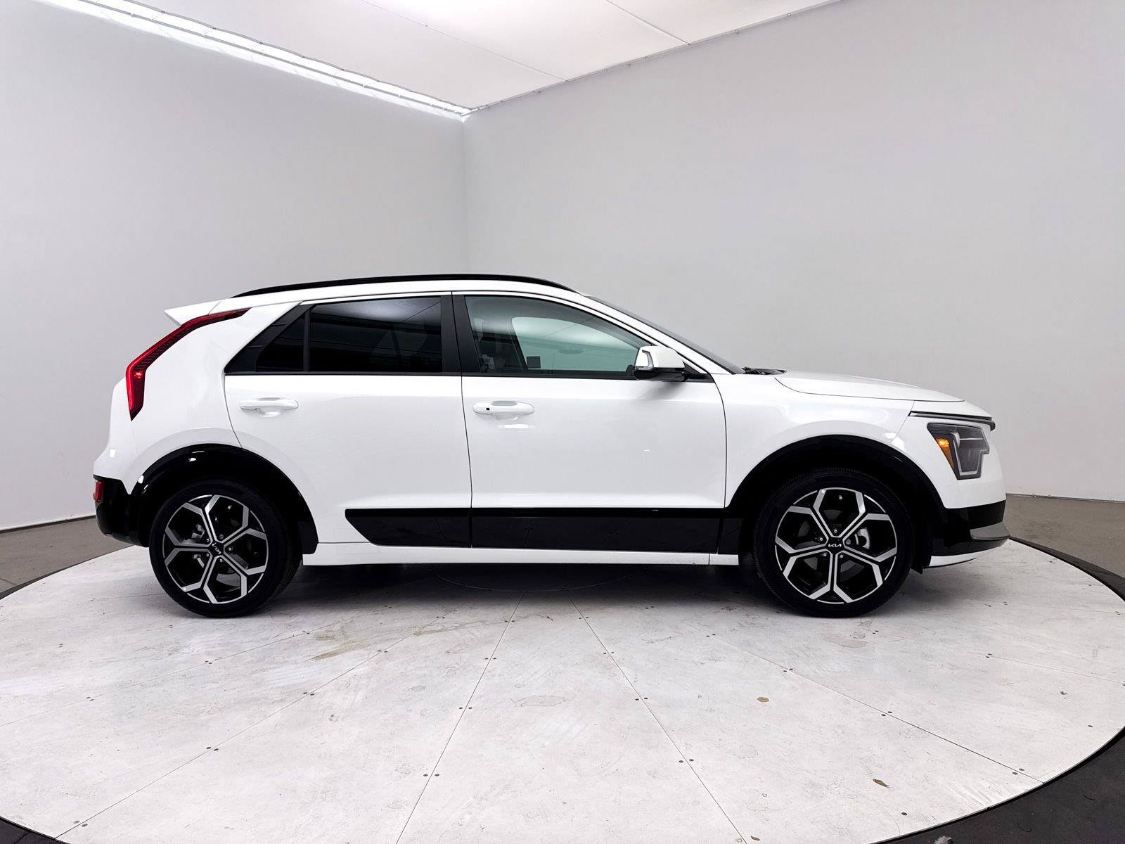 Used 2023 Kia Niro EX Touring FWD image 41