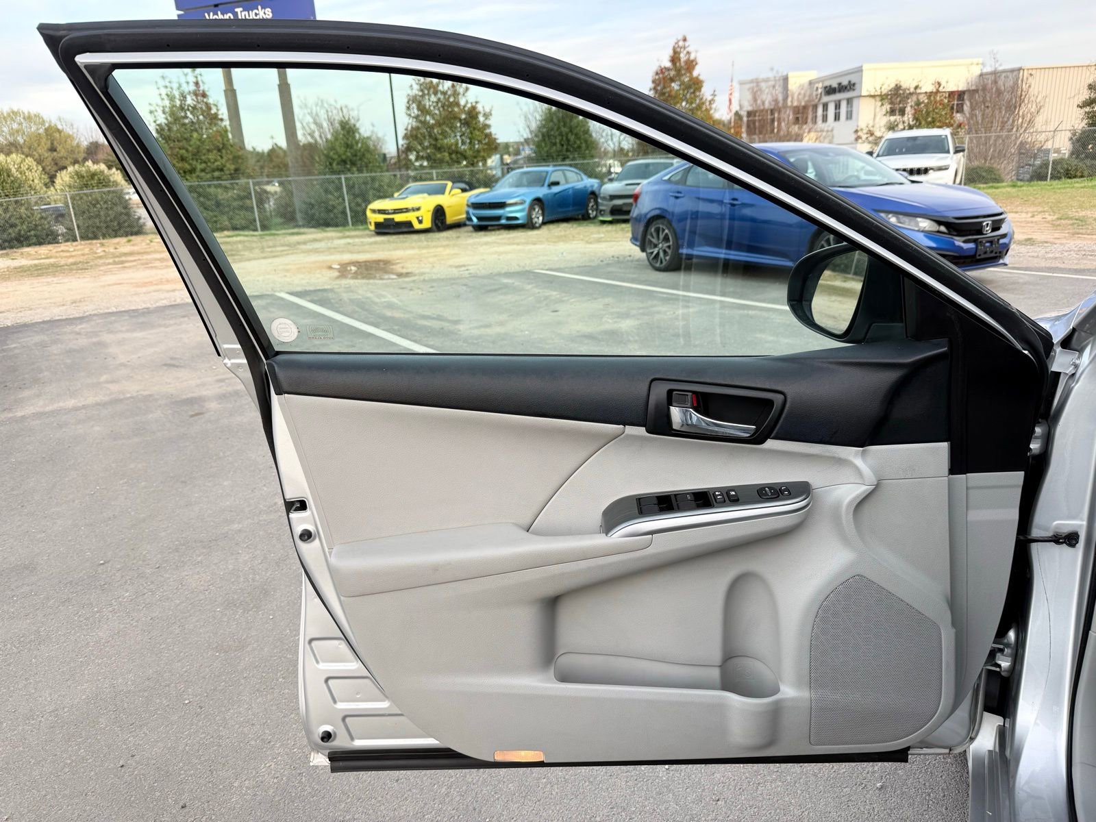 Used 2013 Toyota Camry XLE w/ Convenience Pkg image 12