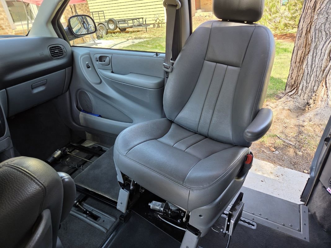 Used 2005 Dodge Grand Caravan SXT w/ Leather Interior Group FWD image 14