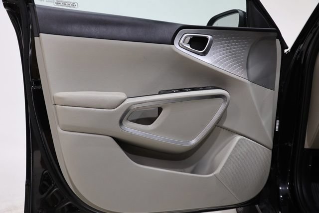 Used 2025 Kia Soul LX w/ LX Technology Package FWD image 18