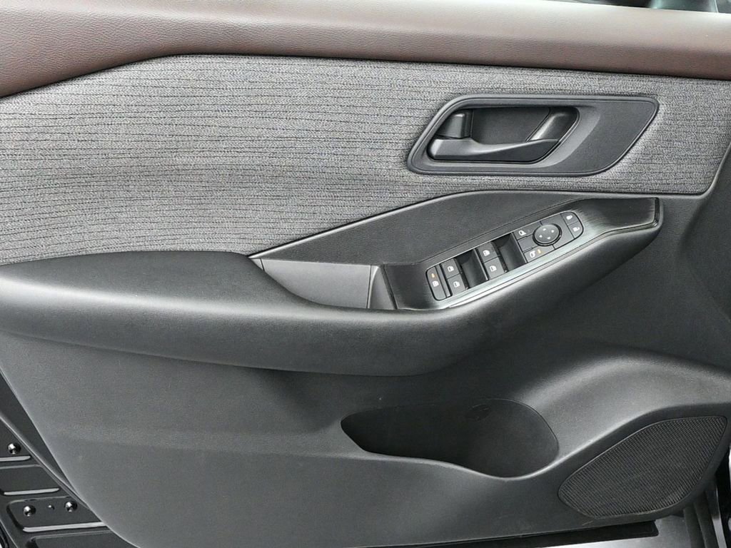 Used 2023 Nissan Rogue S image 12