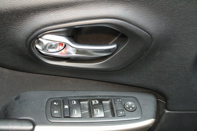 Used 2017 Jeep Cherokee Latitude w/ Comfort & Convenience Group image 18