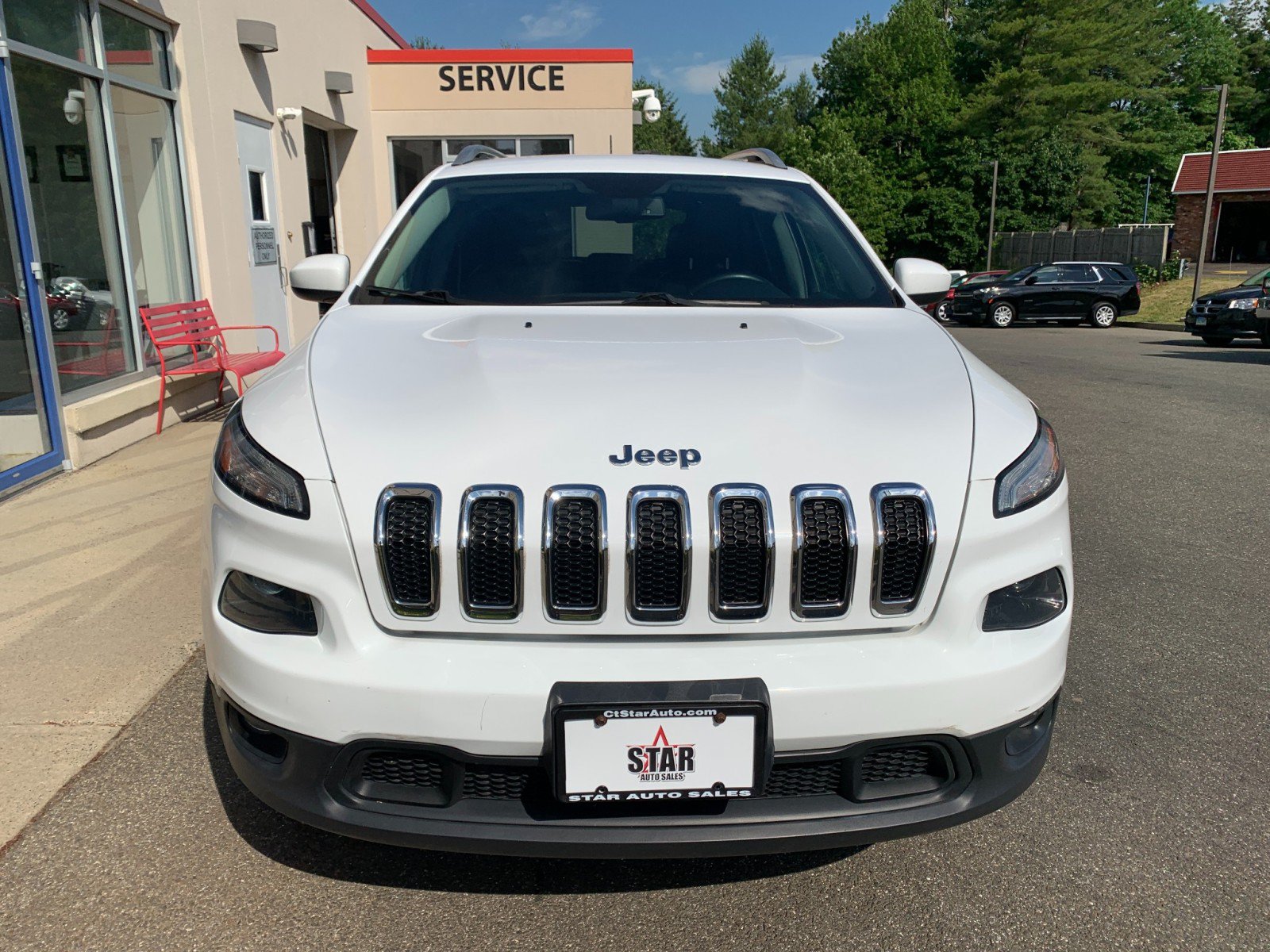 Used 2018 Jeep Cherokee Latitude Plus w/ Comfort/Convenience Group AWD/4WD image 2