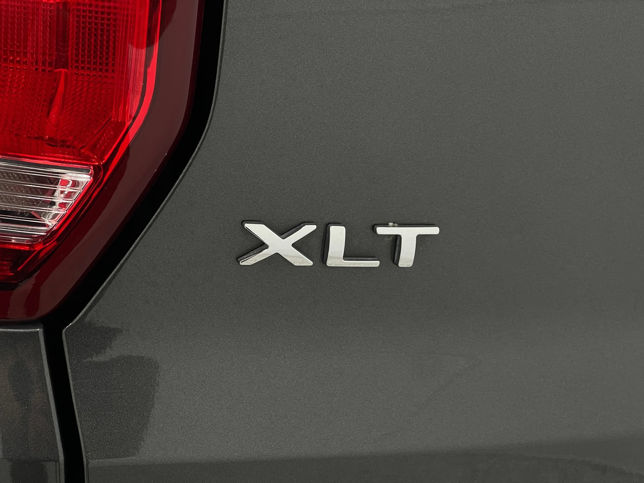 Used 2019 Ford Explorer XLT w/ Equipment Group 202A AWD/4WD image 40