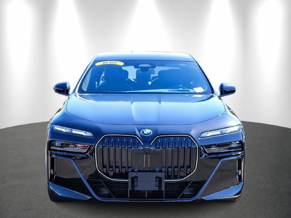 Used 2026 BMW i7 eDrive50 w/ Executive Package RWD image 2