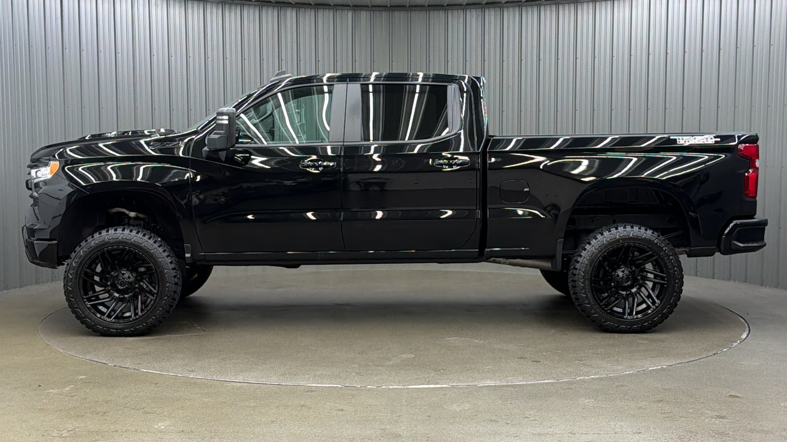 Used 2025 Chevrolet Silverado 1500 LT Trail Boss w/ Convenience Package II AWD/4WD image 2