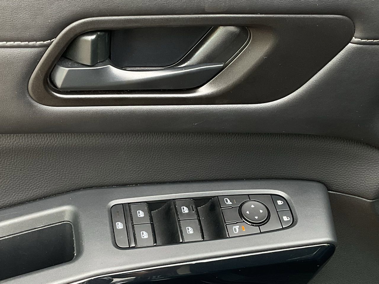 Used 2025 Nissan Pathfinder SV image 13