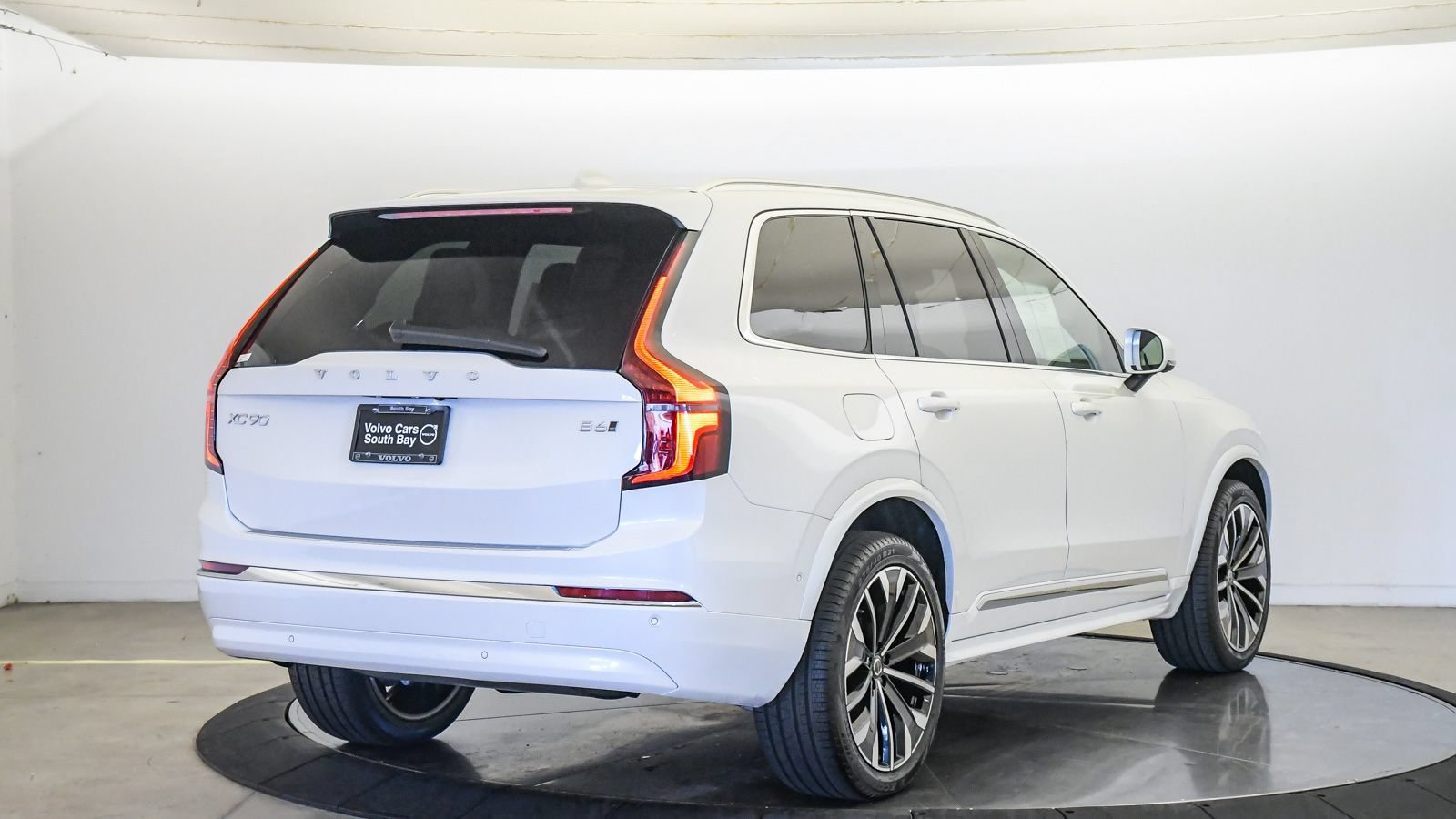 Used 2026 Volvo XC90 B6 Plus w/ Protection Package Premier AWD/4WD image 5