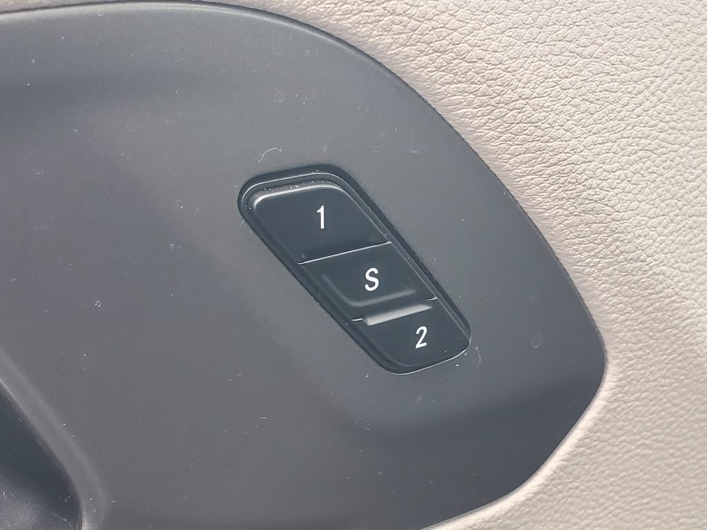 Used 2024 Chrysler Pacifica Touring-L FWD image 10