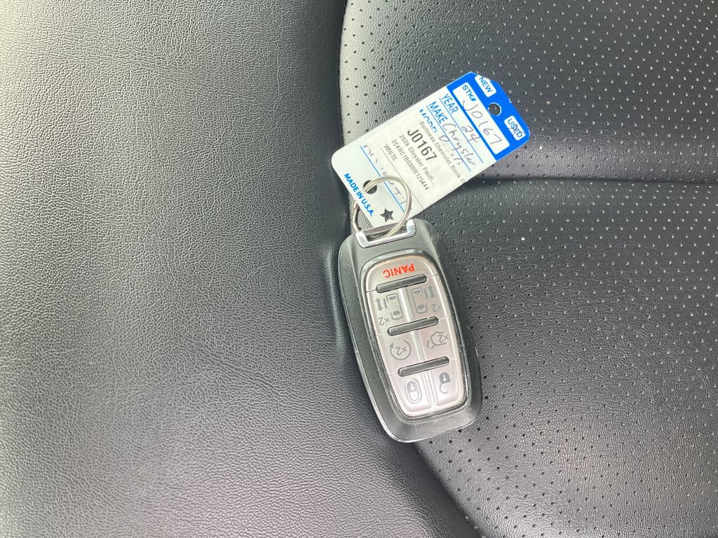 Used 2024 Chrysler Pacifica Touring-L FWD image 30
