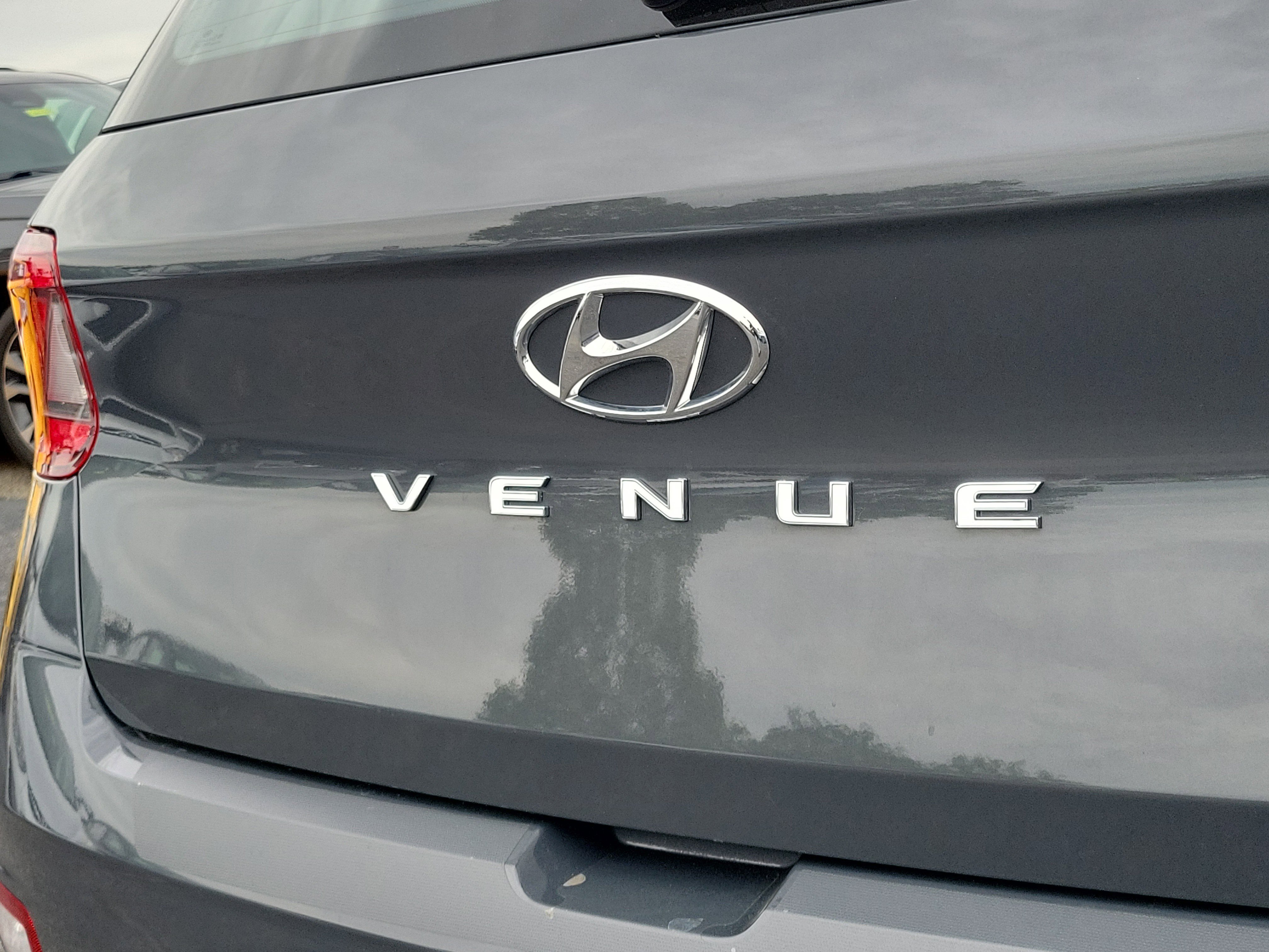 Used 2023 Hyundai Venue Limited FWD image 6