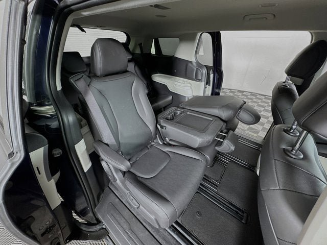 Used 2024 Kia Carnival LX FWD image 27