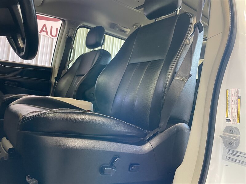 Used 2015 Chrysler Town & Country Touring-L w/ Driver Convenience Group FWD image 15