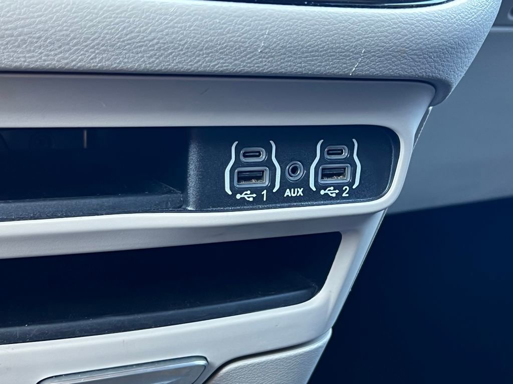 Used 2024 Chrysler Pacifica Touring-L image 34