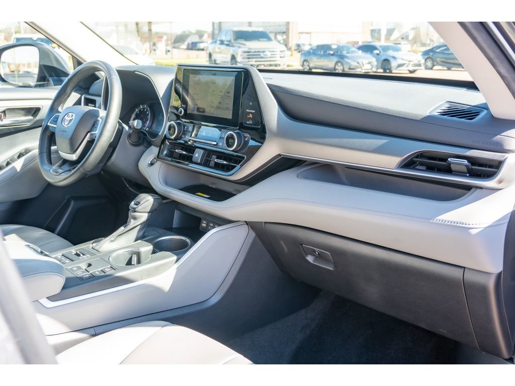 Used 2023 Toyota Highlander XLE image 19