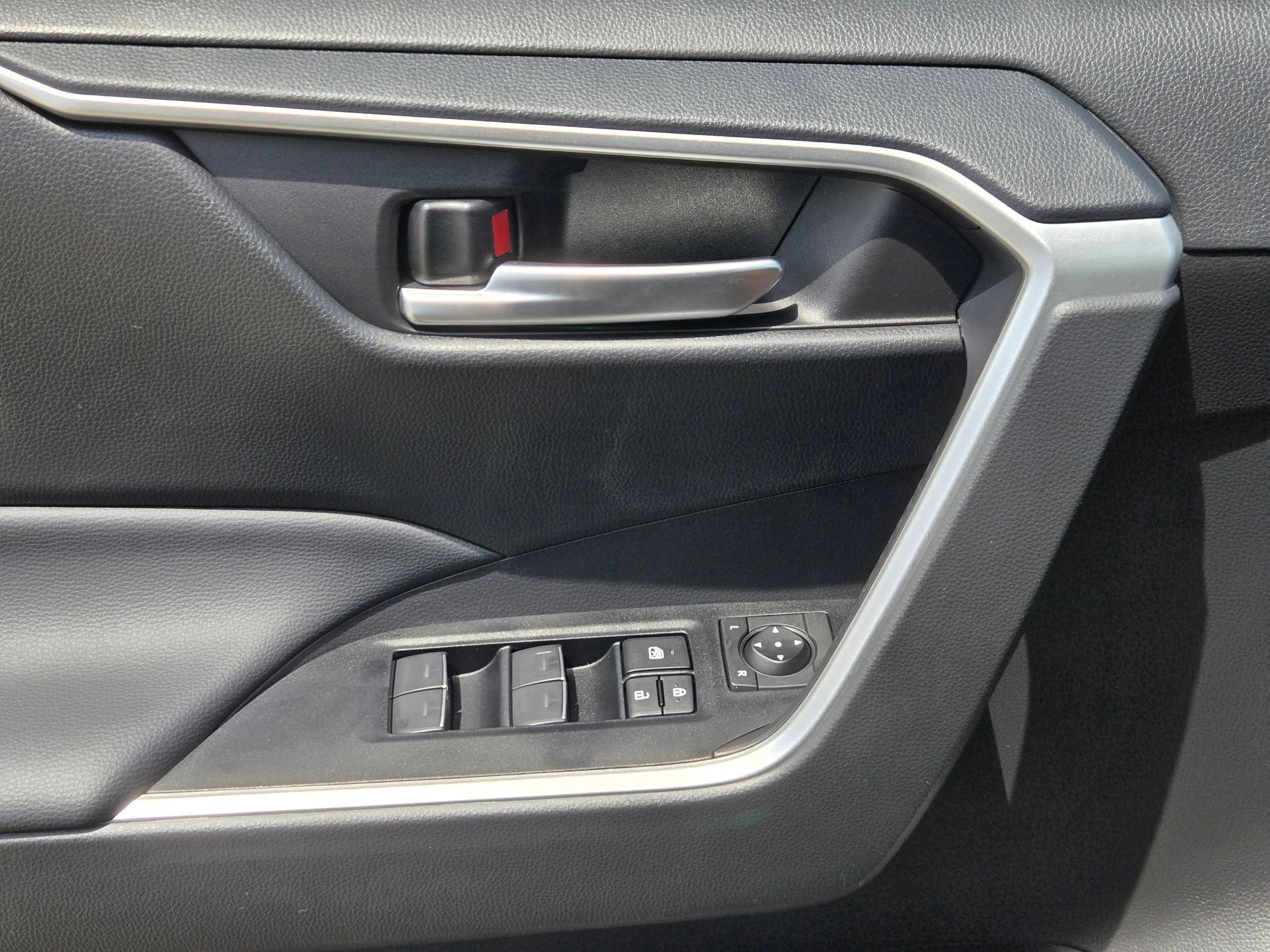 Used 2025 Toyota RAV4 XLE w/ Convenience Package FWD image 12