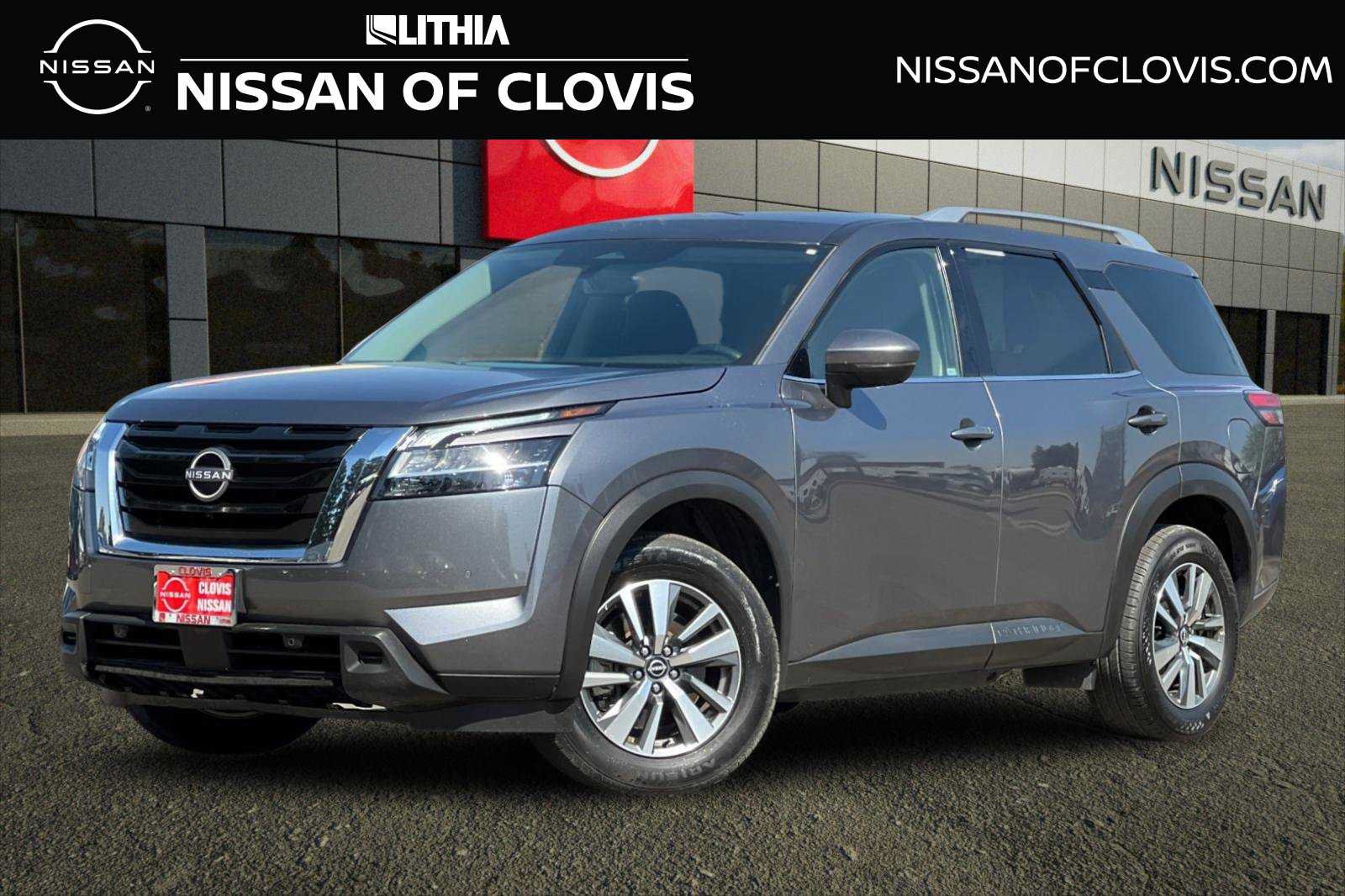 Used 2025 Nissan Pathfinder SL FWD image 1