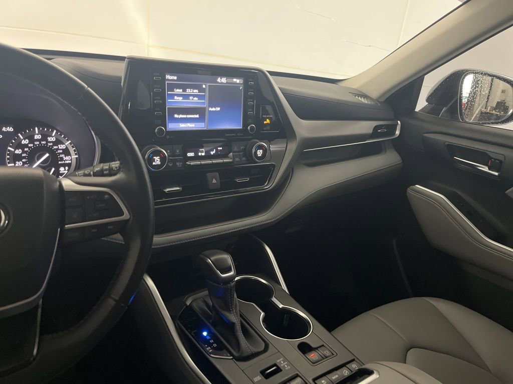 Used 2022 Toyota Highlander XLE AWD/4WD image 36