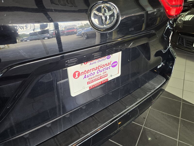 Used 2015 Toyota Sienna LE FWD image 35