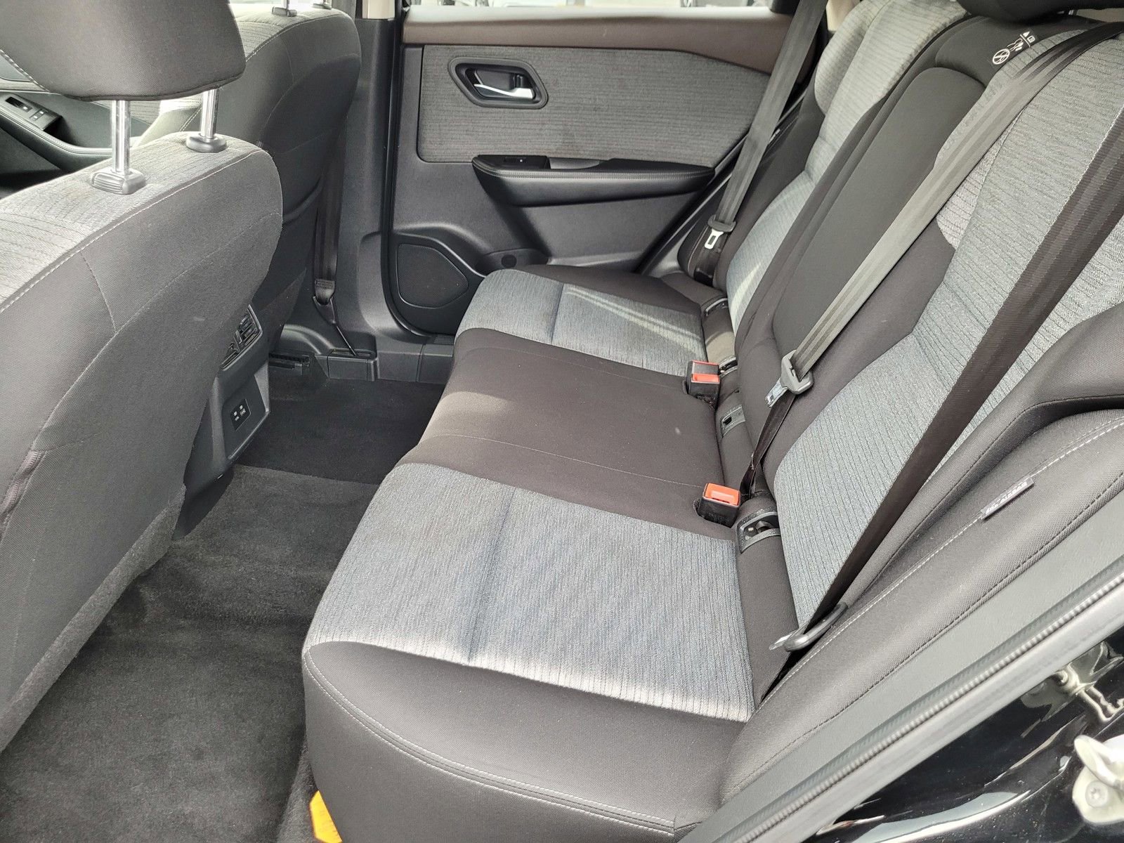 Used 2023 Nissan Rogue SV image 11