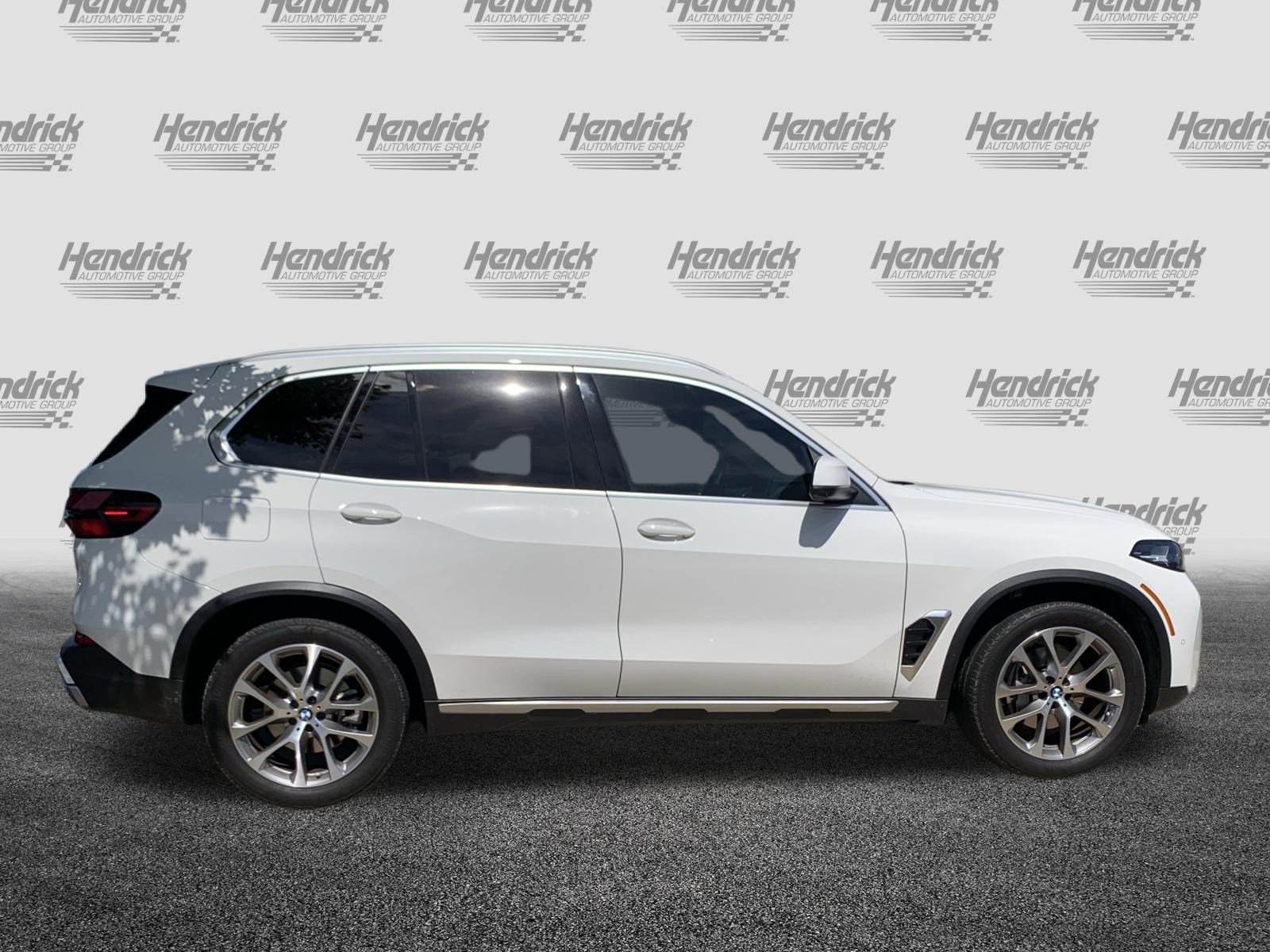 Used 2024 BMW X5 xDrive40i w/ Parking Assistance Package AWD/4WD image 11