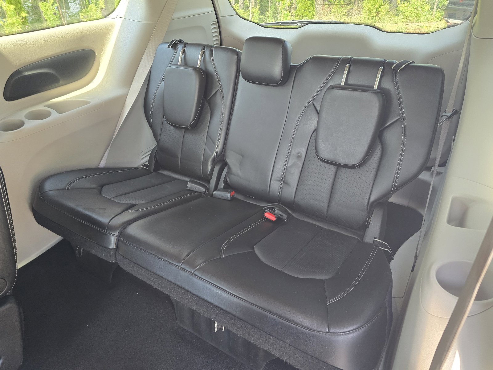 Used 2024 Chrysler Pacifica Touring-L FWD image 10