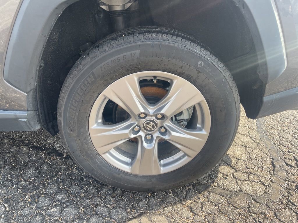 Used 2022 Toyota RAV4 XLE w/ Convenience Package image 12