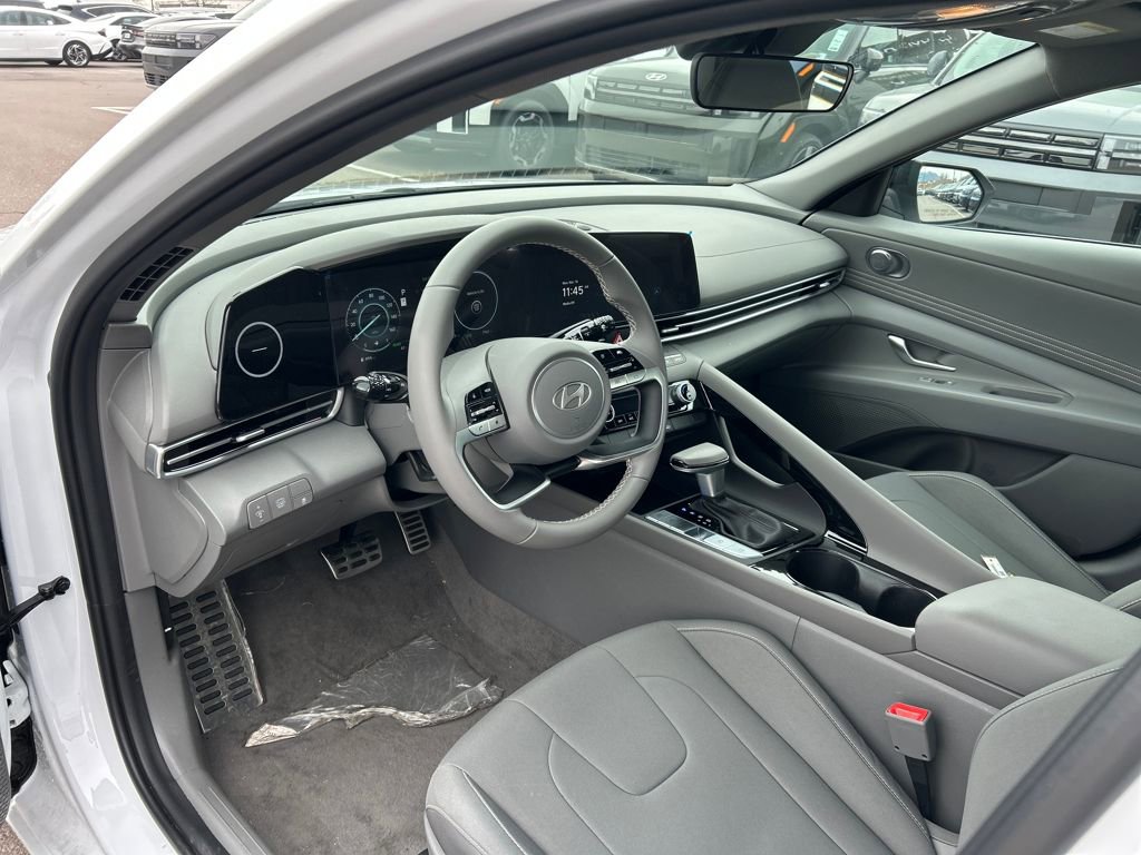 Used 2025 Hyundai Elantra SEL image 1