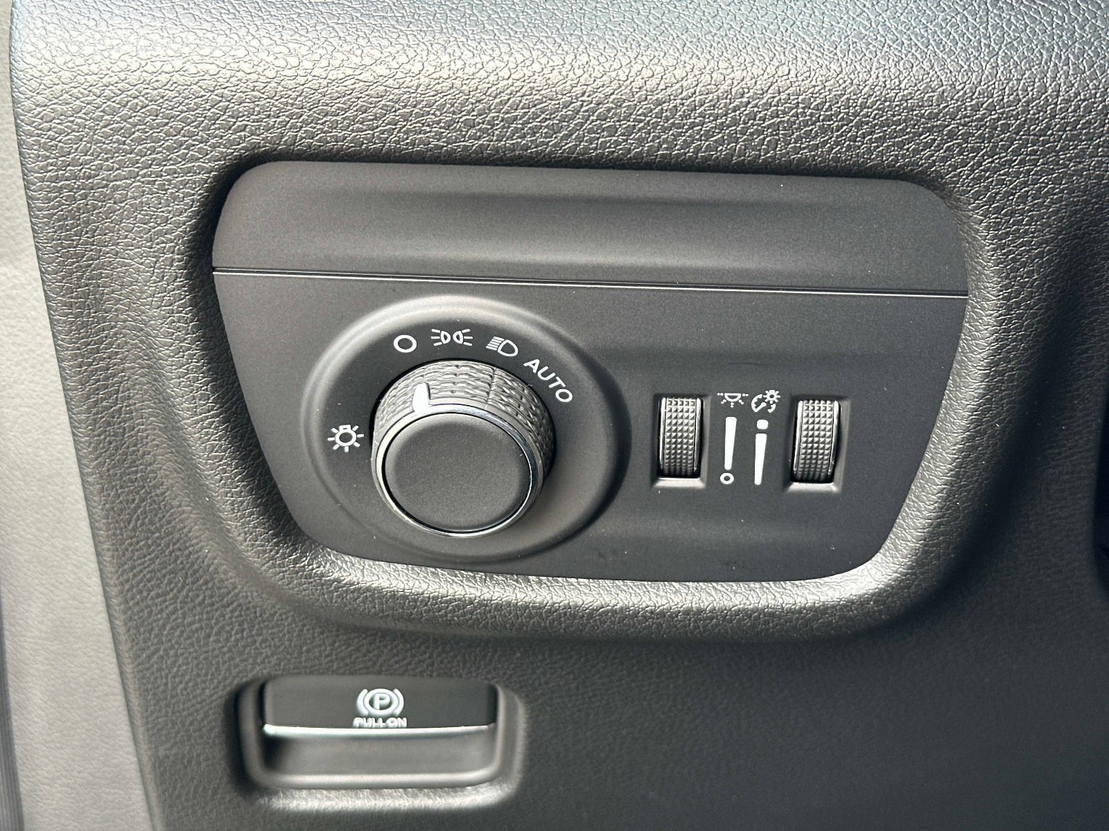 New 2025 Jeep Grand Cherokee Laredo X w/ Luxury Tech Group I AWD/4WD image 32