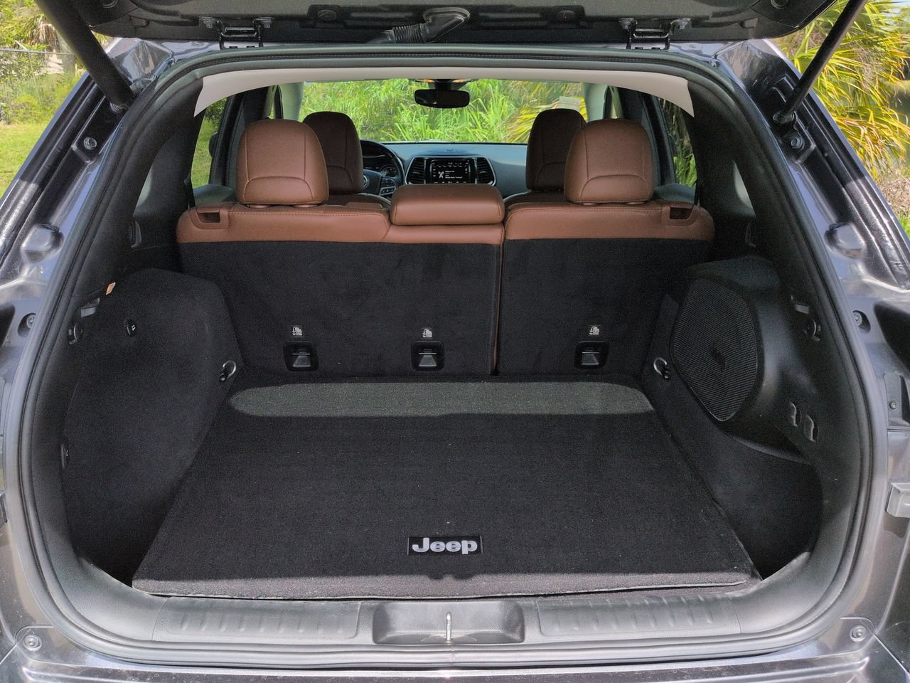 Used 2019 Jeep Cherokee Overland w/ Technology Group FWD image 13